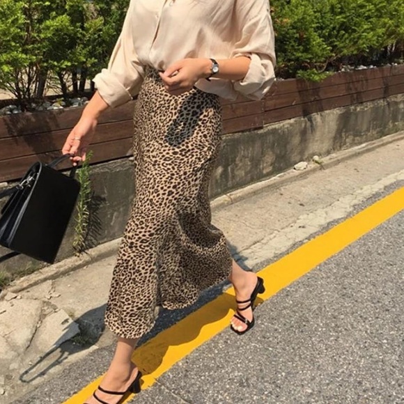 ✨1 LEFT 🆕 Silky leopard midi skirt 🐆 - Picture 3 of 8